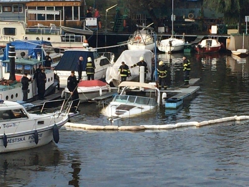 Hasiče, policisty a strážníky zaměstnal v Praze potápějící se člun