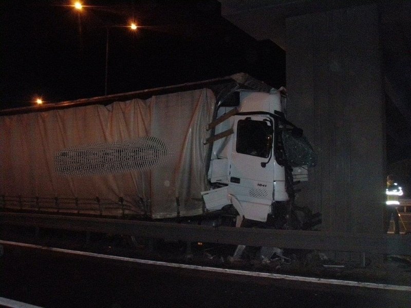 Hasiči na dálnici D2 vyprošťovali po nehodě řidiče kamionu