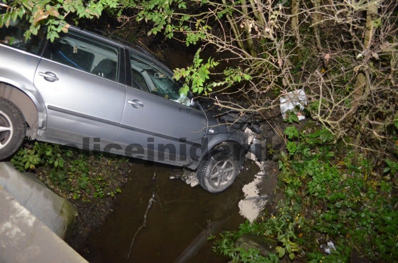 Automobil skončil po nehodě u Benešova v potoce