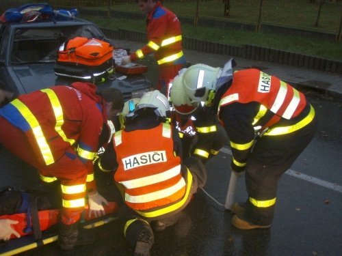 Malý cyklista skončil po nehodě částečně uvnitř osobního vozu