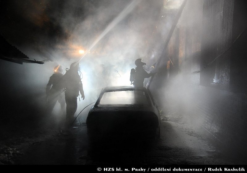 Hasiči a policisté zasahovali v Praze u požáru dvou aut u autodílny