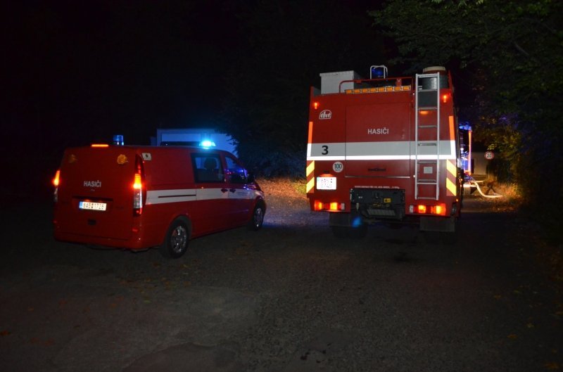 Hasiči a policisté zasahovali v Praze u požáru dvou aut u autodílny