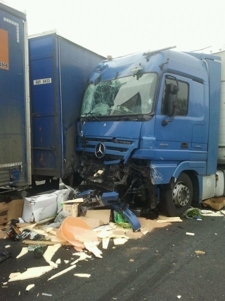 Při srážce 4 nákladních aut zemřel na D5 člověk