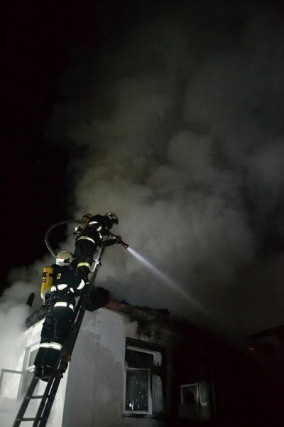 Chatu na Semilsku zachvátil požár, s plameny bojovalo několik jednotek hasičů
