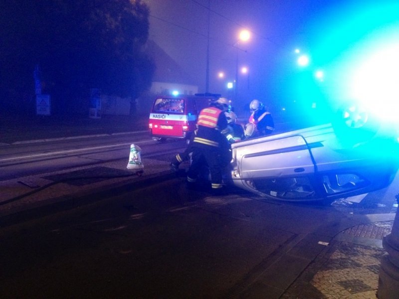 Opilá řidička skončila na nábřeží v Praze s autem na střeše