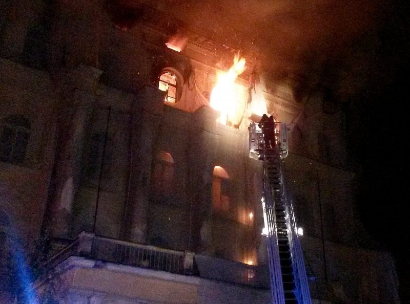 V centru Mariánských lázní shořel bývalý hotel, při zásahu byl zraněn hasič