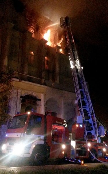 V centru Mariánských lázní shořel bývalý hotel, při zásahu byl zraněn hasič