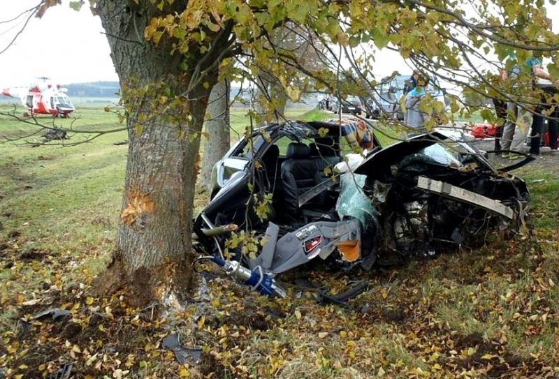 Řidič narazil se svým vozem do stromu, do nemocnice ho transportoval vrtulník