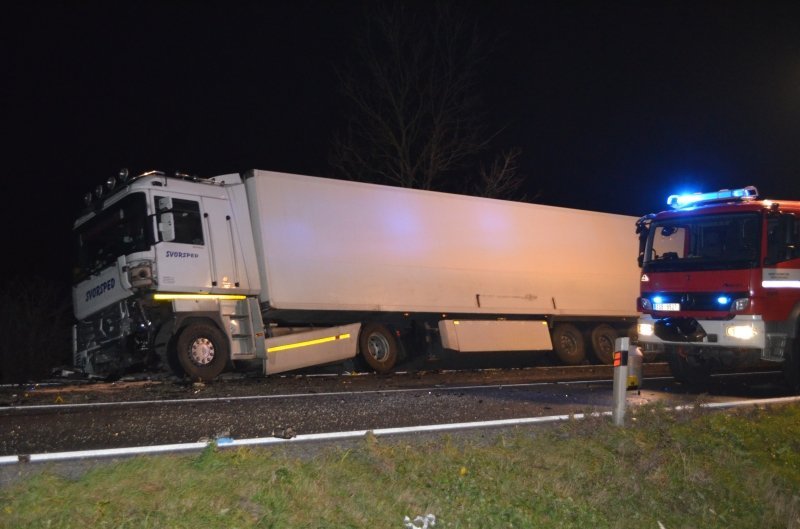 Řidič osobního vozu vjel do protisměru, po čelní srážce s kamionem zemřel