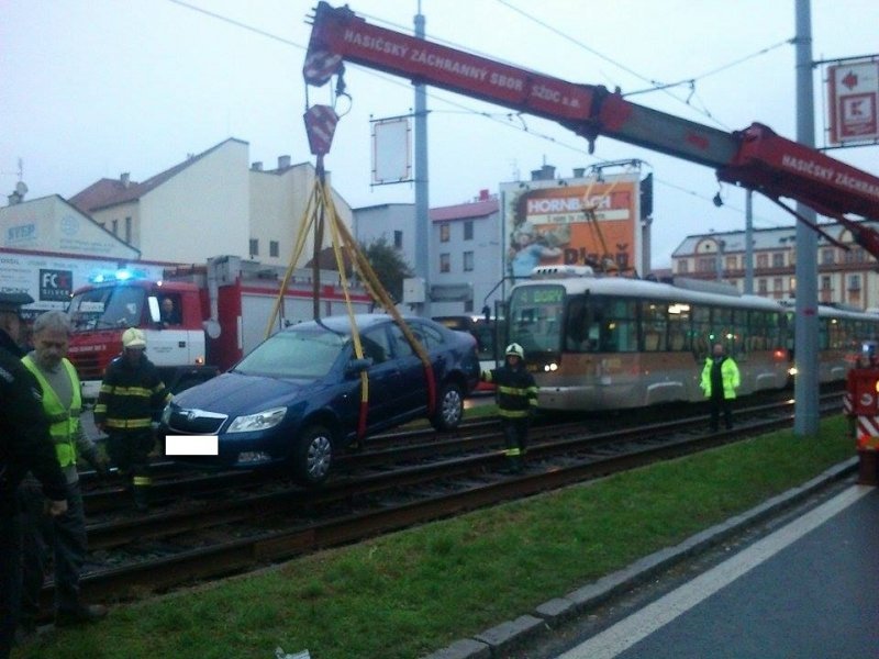 Řidič se v Plzni spletl a místo na ulici vjel na koleje