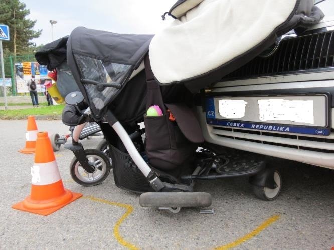 Osobní auto srazilo v Českých Budějovicích ženu s kočárkem