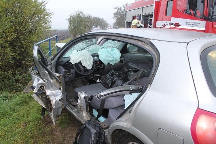 Řidičku museli po nehodě z osobního vozu vyprostit přivolaní hasiči