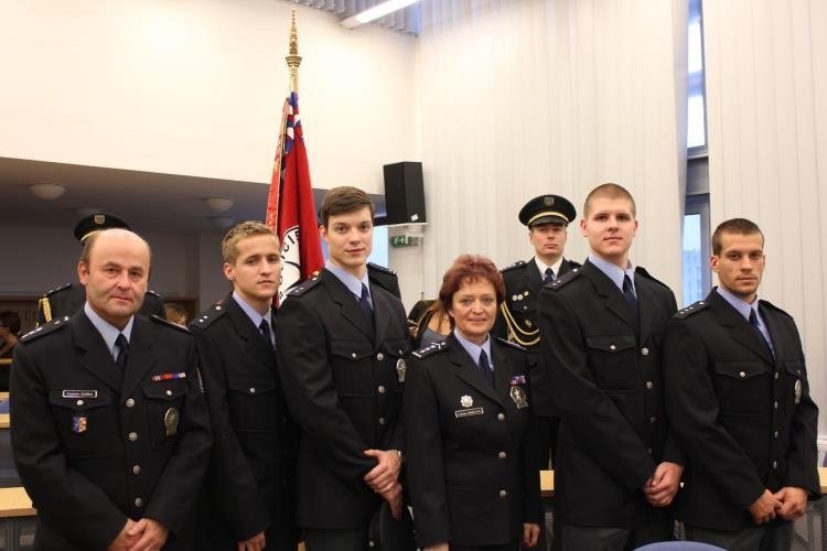 V Olomouci slavnostně přijali 29 nových policistů