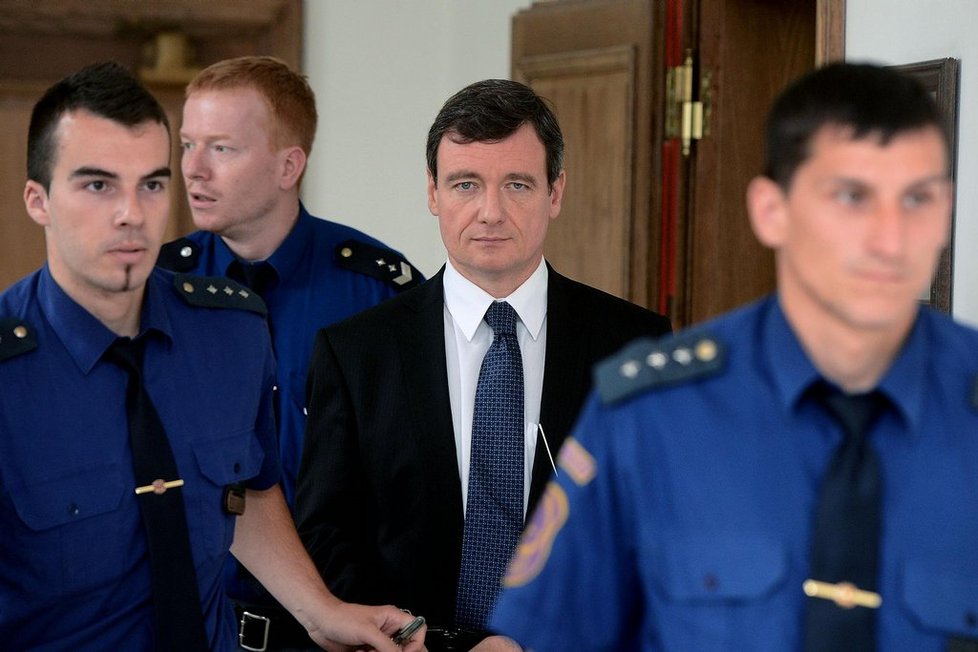 Policejní eskorta odvádí bývalého středočeského hejtmana a poslance Davida Ratha (dříve ČSSD) z jednací síně Krajského soudu v Praze, kde 9. srpna pokračovalo hlavní líčení v jeho kauze.