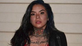 Fešná členka kalifornského gangu Mirrela Ponce zatčena z nelegálního držení zbraní.