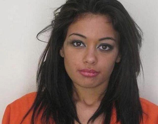 Devatenáctiletá Veronica Rodriguez si v roce 2010 zapózovala policejnímu fotografovi poté, co řídila pod vlivem a pohrdala soudem.