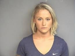 Shannon Csapilla (20) obviněna ze dvou přečinů. Svému příteli údajně klíčemi vyryla na auto nápis „děvka“