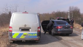 Cizinec v kradeném autě ujížděl policistům. Vzdal to až po střelbě!