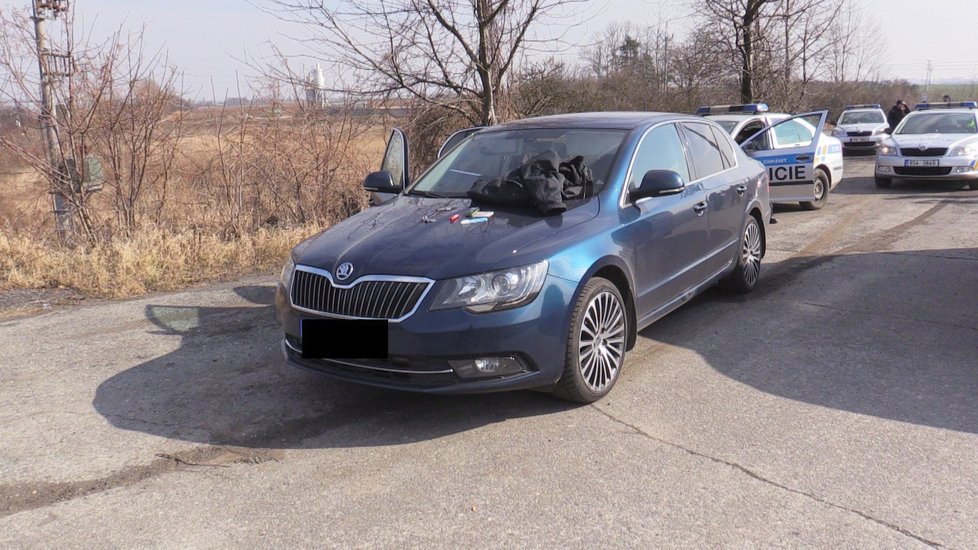 Cizinec v kradeném autě ujížděl policistům. Vzdal to až po střelbě!