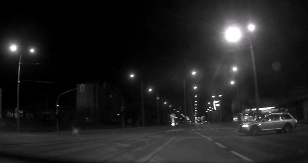 Zfetovaný řidič se zákazy řízení ujížděl v Plzni policistům až 160 km/h.