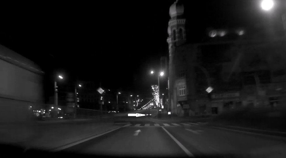 Zfetovaný řidič se zákazy řízení ujížděl v Plzni policistům až 160 km/h.