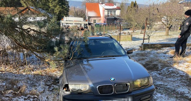 Scéna jak z akčního filmu: Řidič na Příbramsku rychlostí 180 km/h ujížděl policii, honili ho pak i po svých