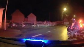 Zdrogovaný recidivista se zákazem řízení a bez řidičáku ujížděl na kradené motorce policii.