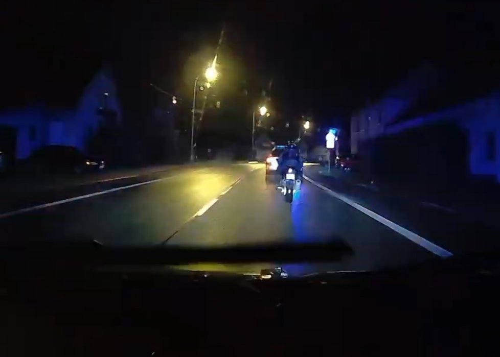 Zdrogovaný recidivista se zákazem řízení a bez řidičáku ujížděl na kradené motorce policii.