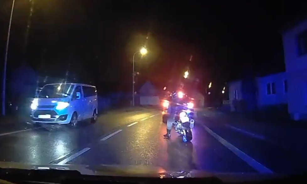 Zdrogovaný recidivista se zákazem řízení a bez řidičáku ujížděl na kradené motorce policii.