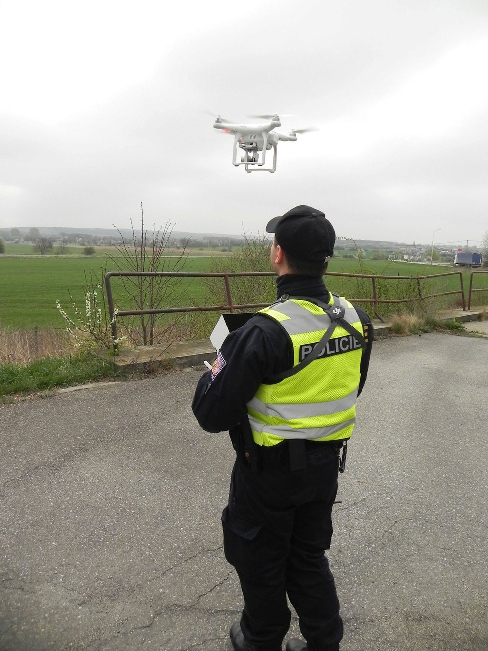 Do vzduchu se dostal i dron cizinecké policie.