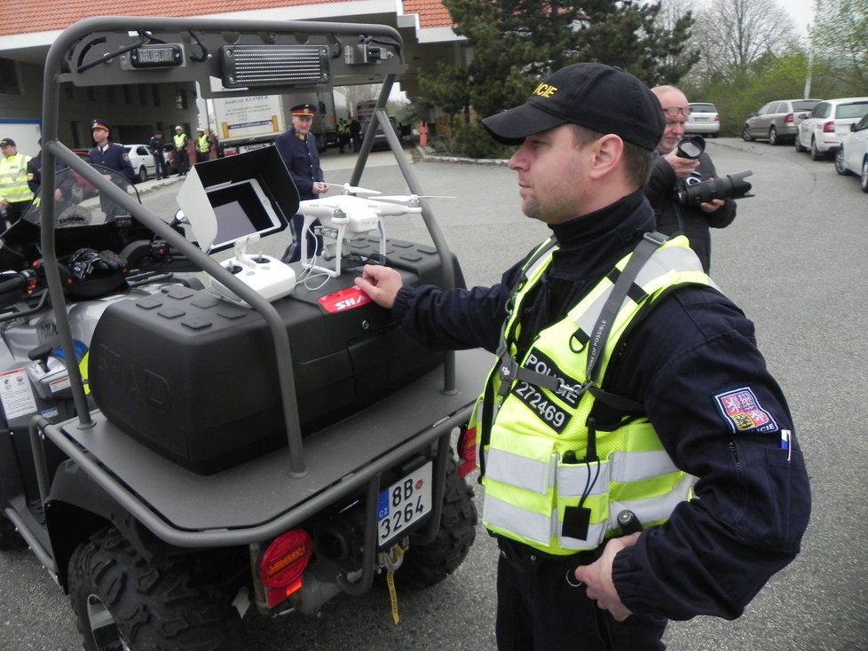 Do vzduchu se dostal i dron cizinecké policie.