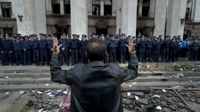 Policejní kordon před vyhořelým Domem odborů v Oděse