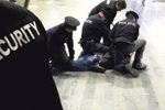 Zfetovaný mladík shodil policistům monitor, tak ho zbili: Nebylo to mučení, rozhodl soud (ilustrační foto)