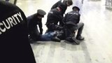 Zfetovaný mladík shodil policistům monitor, tak ho zbili: Nebylo to mučení, rozhodl soud