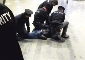 Zfetovaný mladík shodil policistům monitor, tak ho zbili: Nebylo to mučení, rozhodl soud (ilustrační foto)