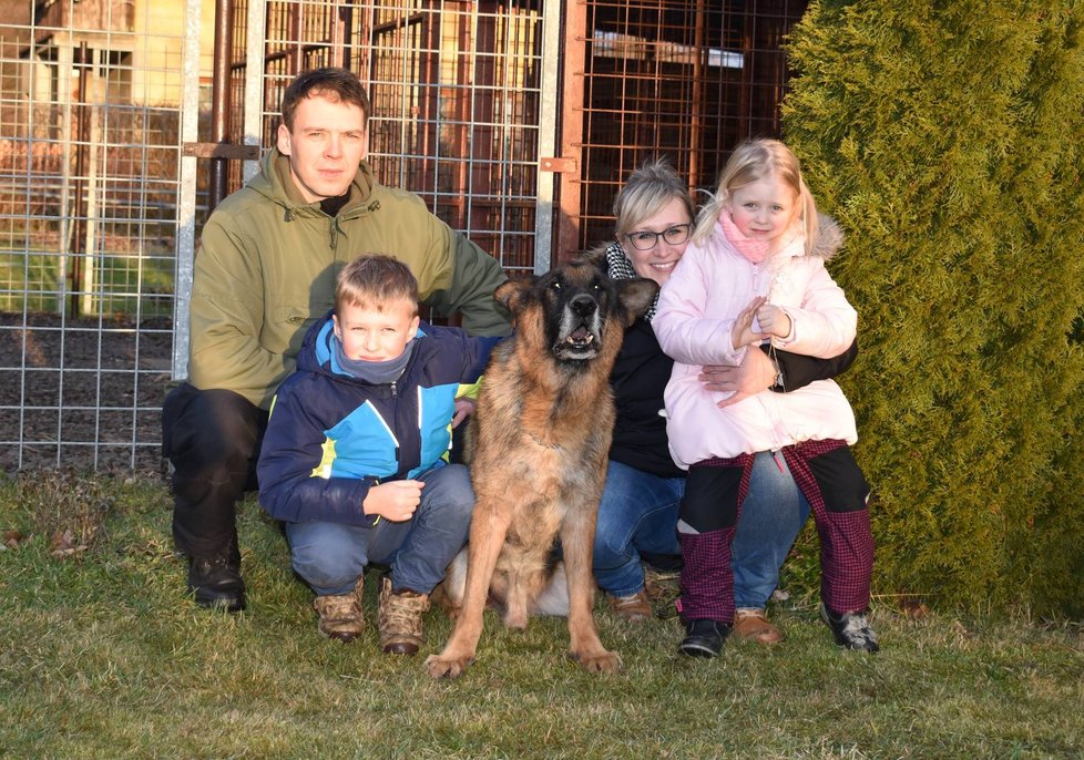 Psovod Vladimír Suchý s manželkou Michaelou, dětmi Lukášem (7), Klárkou (4), a dříve policejním, teď rodinným psem Ethorem (11).