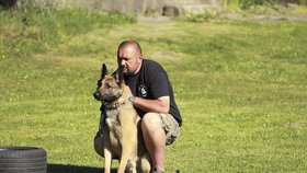 Policejní šampion Kurt a jeho psovod Ladislav Huděc.