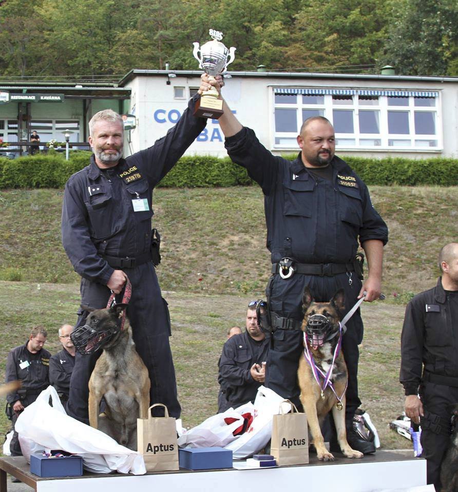 Znojemští psovodi zvítězili na šampionátu i v soutěži družstev. Ladislava Huděce s Kurtem (vpravo) doplnili Jindřich Šulc s Tonym.