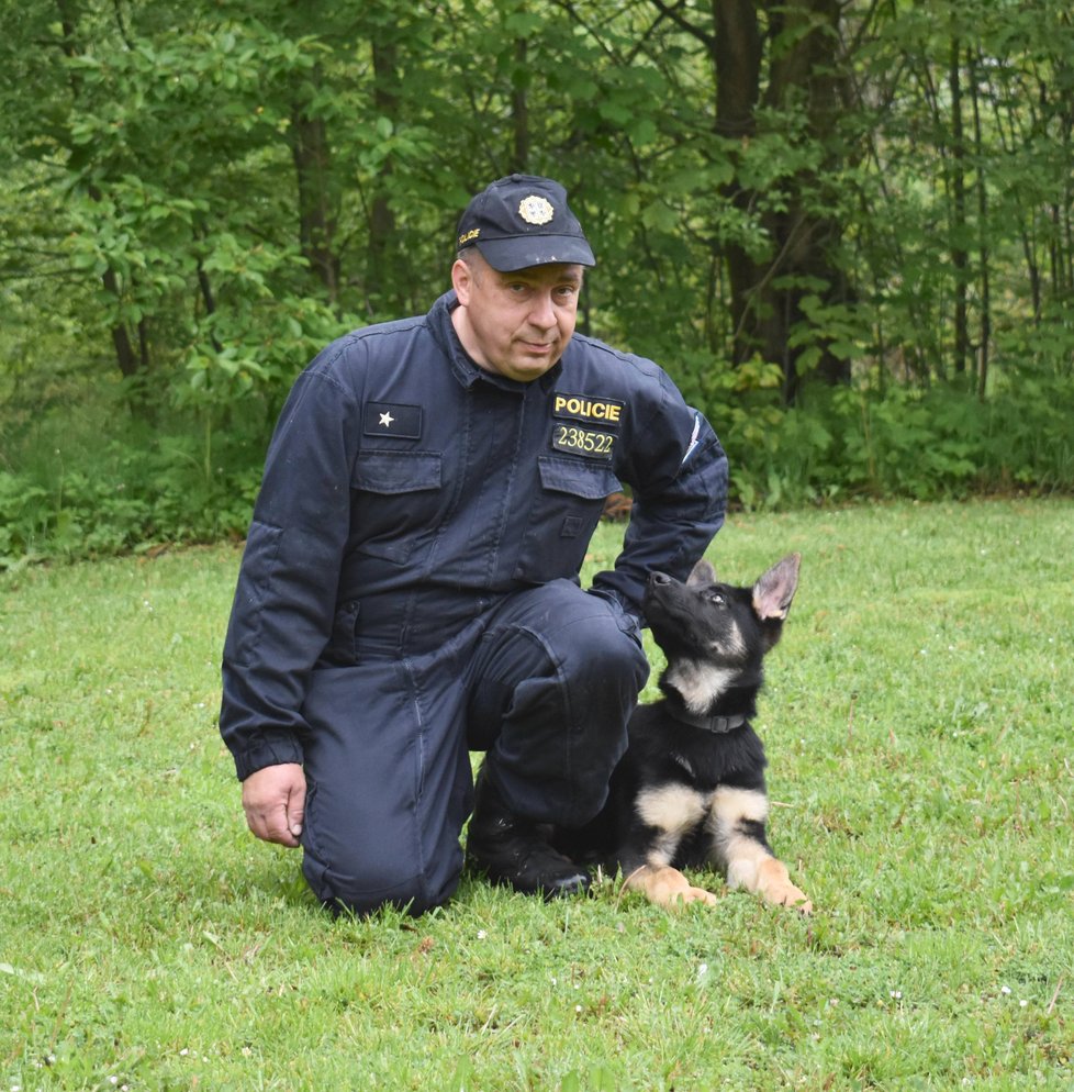 Policejní psovod Jaroslav Komárek se štěnětem Bredem