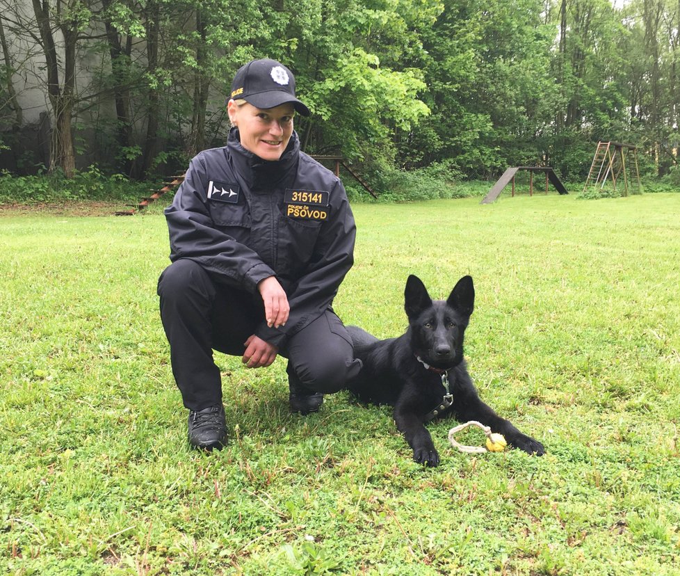 Policejní psovodka Ilona Duchoňová s fenkou Debie.