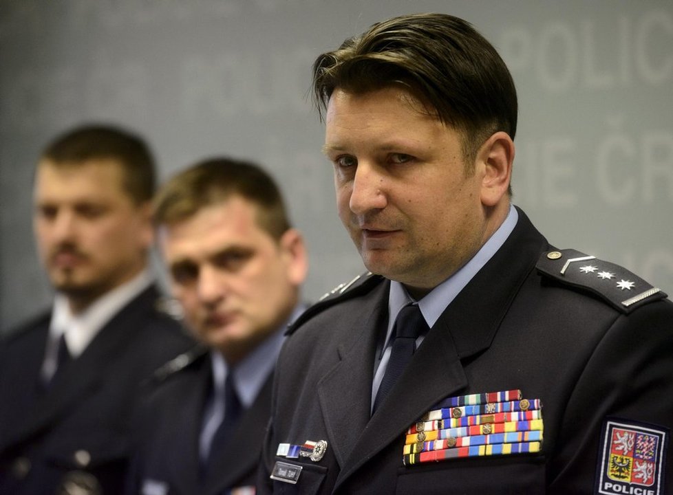 Policejní prezident Martin Červíček představil 3. dubna své náměstky a nového šéfa dopravní policie Tomáše Lercha, který ve funkci nahradí Leoše Tržila. Zleva Tomáš Lerch, Martin Červíček a náměstek pro kriminální policii Tomáš Tuhý.