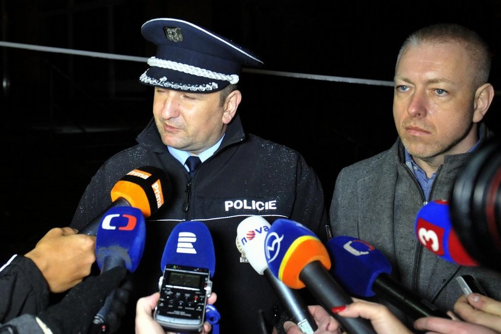 Policejní prezident Tomáš Tuhý (vlevo) a ministr vnitra Milan Chovanec hovoří s novináři v Uherském Brodě na Uherskohradišťsku, kde 24. února dvaašedesátiletý muž zastřelil v místní restauraci Družba osm lidí a nakonec i sám sebe.