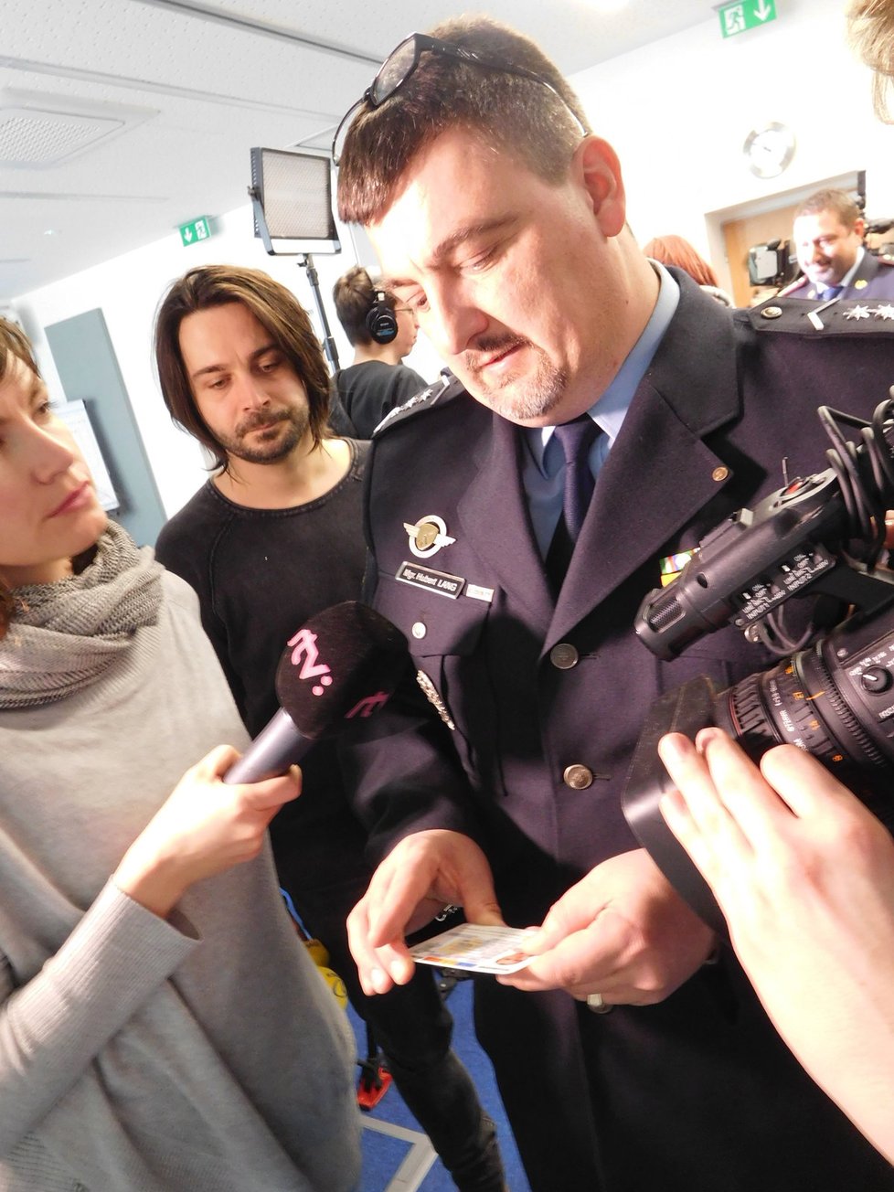 Ukázka falšovaných dokladů, které v Česku zadržela cizinecká policie. Prim hrají rumunské občanky, objevily se již i italské.