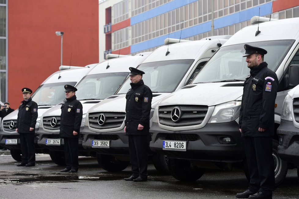 Cizinecká policie má nově k dispozici speciální vozy pro boj proti padělatelům dokladů.