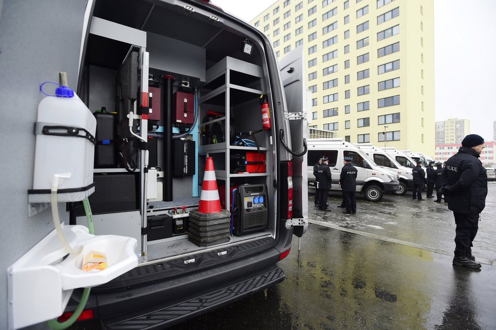 Cizinecká policie má k dispozici speciální vozy pro boj proti padělatelům dokladů