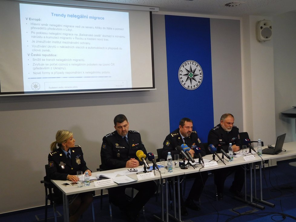 Tiskovka cizinecké policie o nelegální migraci v Česku za rok 2016 a výhledu do roku 2017