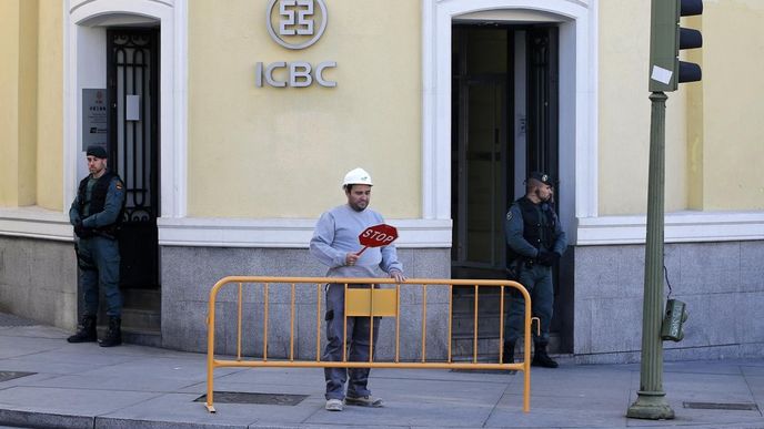 Policejní razie v pobočce čínské banky ICBC v Madridu