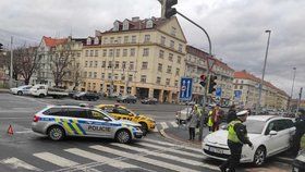 Na Evropské se stala nehoda, bourali i policisté.