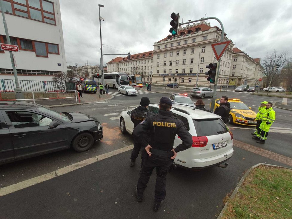 Na Evropské se stala nehoda, bourali i policisté.