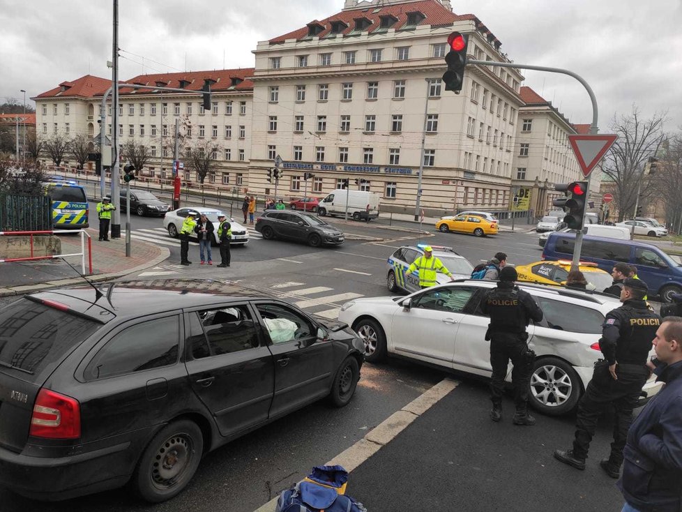 Na Evropské se stala nehoda, bourali i policisté.